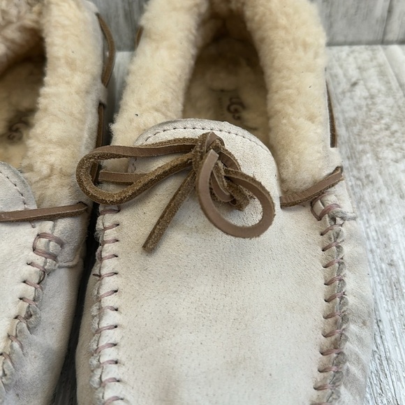 UGG Leather Dakota Moccasins Cream Ivory Slip On Slippers Sheepskin
Size 8 - Picture 8 of 8